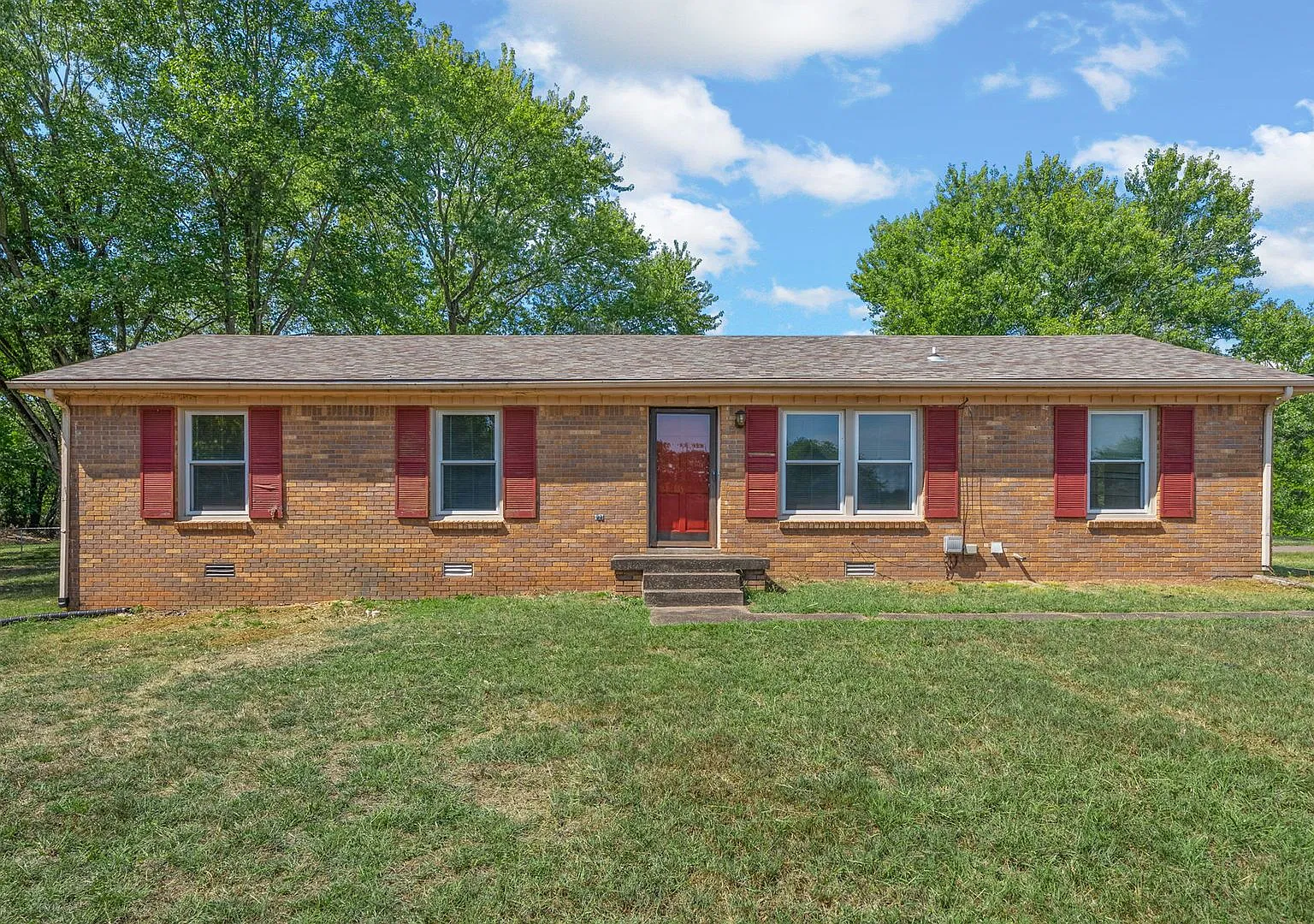 3 Bedroom Home For Rent in St B Area! — Photo 1