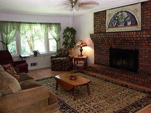 5th image of 202 Foothill Dr