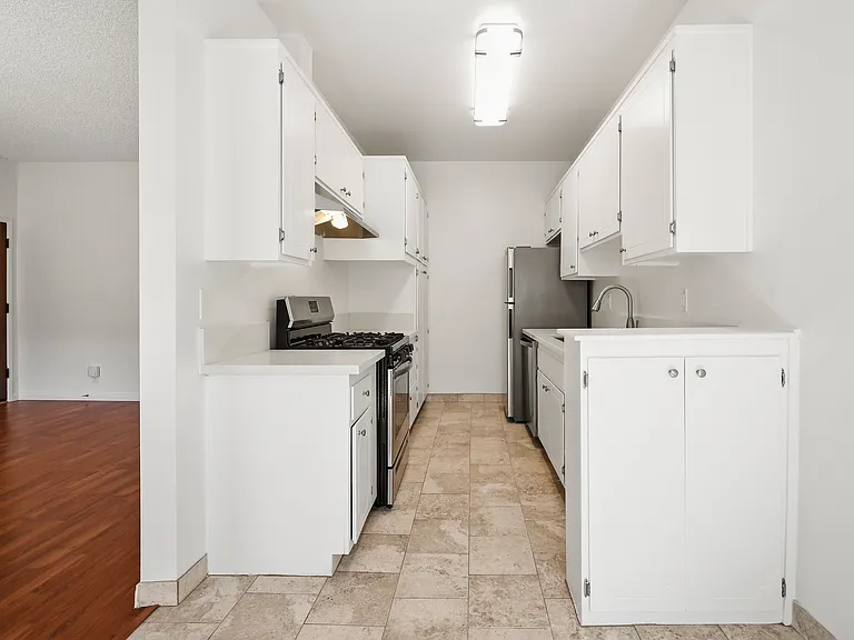 1252 Granville Ave #6 — Photo 5