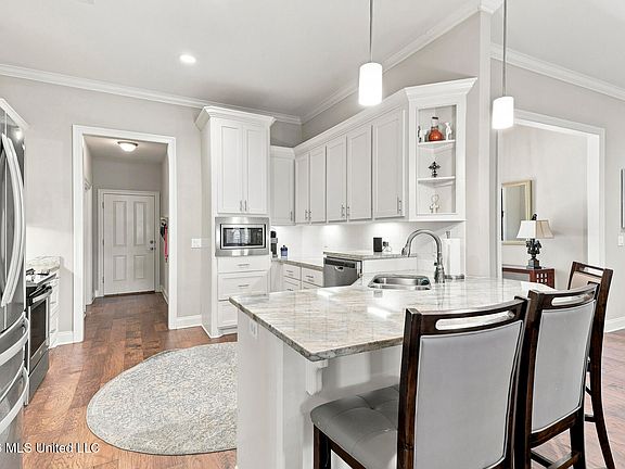 3rd image of 137 Hampton Rdg