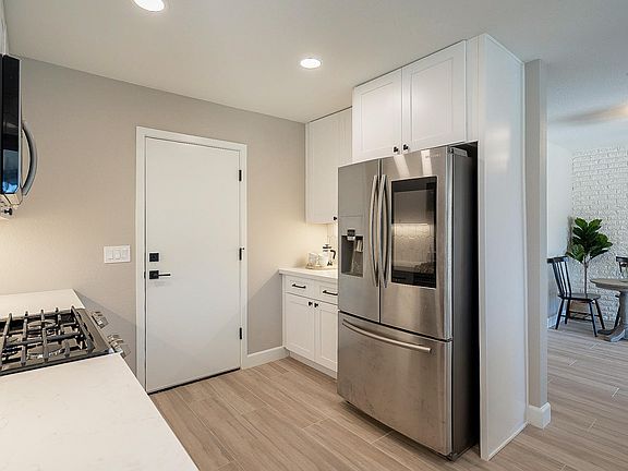 5th image of 3017 E North Ln
