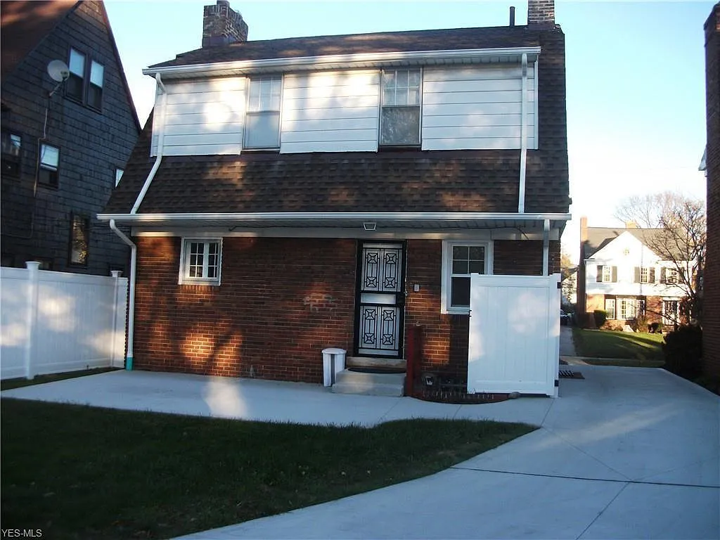 3 bed, 1.5 bath, 1560 sqft, $2,100 — Photo 2