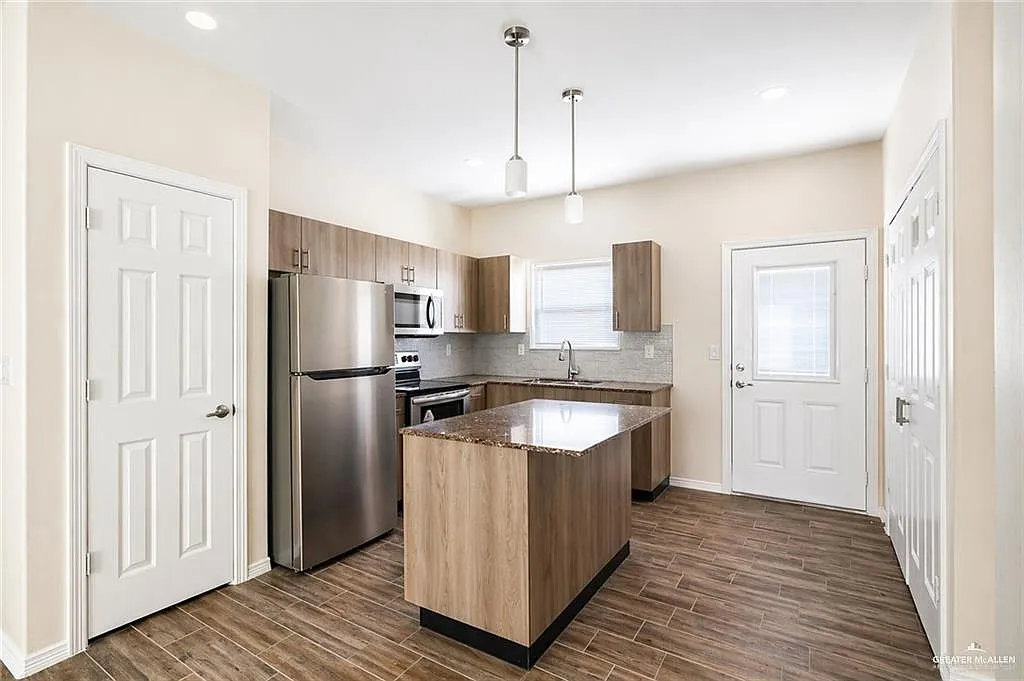 3 bed, 2.0 bath, 1050 sqft, $1,100 — Photo 3