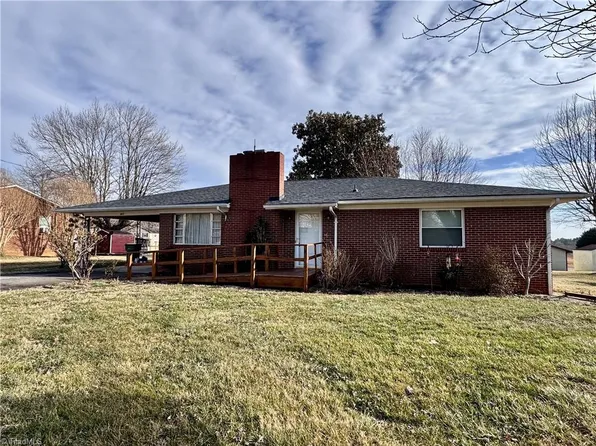 311 James St, Dobson, NC 27017