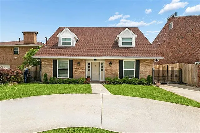 4 bed, 3.0 bath, 2402 sqft, $3,400 — Photo 2