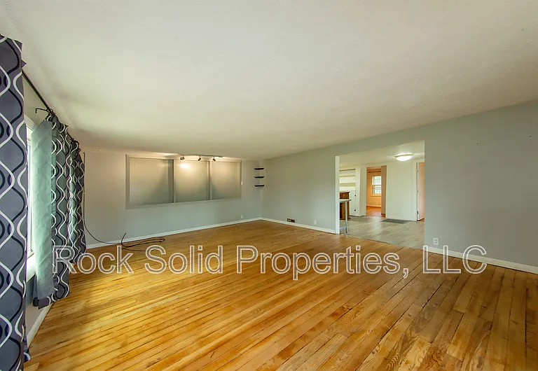 210 Seymour Ave — Photo 8