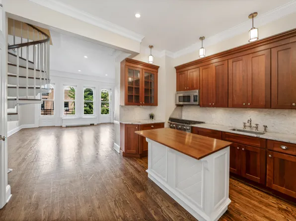 24 West 70th Street image 4 of 13