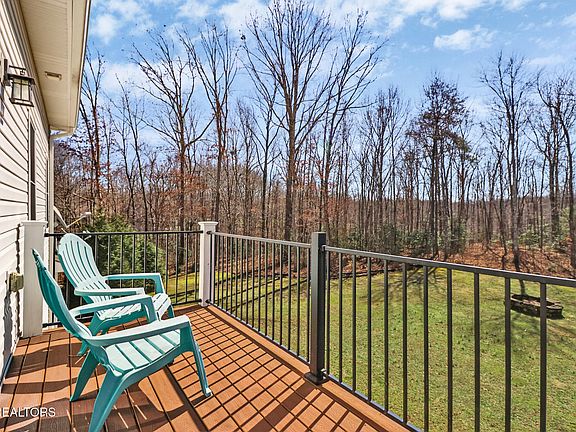 4th image of 160 Willow Creek Ln