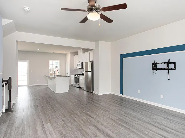 410 Cross Country Way — Photo 9