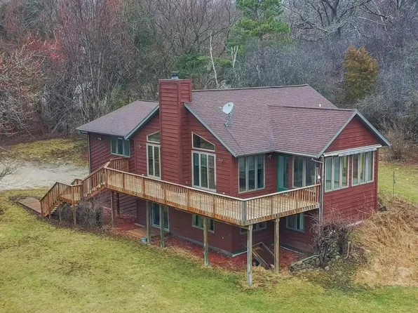 N7232 Cane Dr, Elkhorn, WI 53121