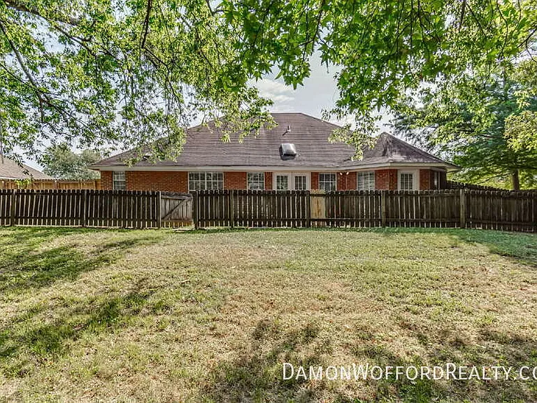 124 Raintree Rd — Photo 10