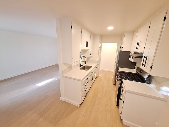 5th image of 11756 Runnymede St #120