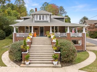 39 Smith St, Saluda, NC 28773