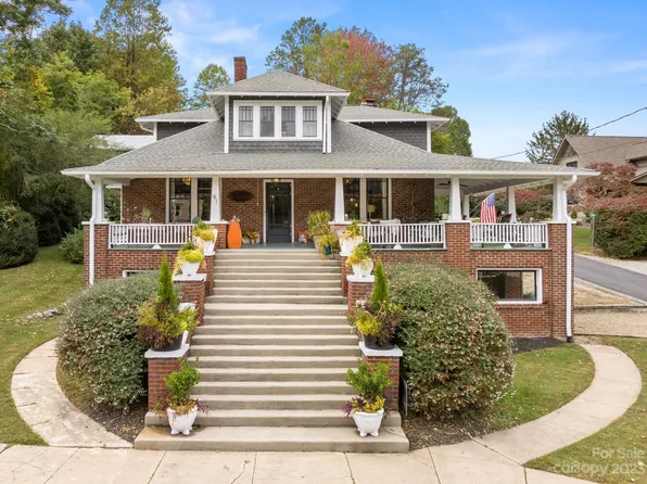 39 Smith St, Saluda, NC 28773