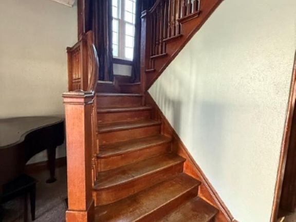 4th image of 838 W 3rd St