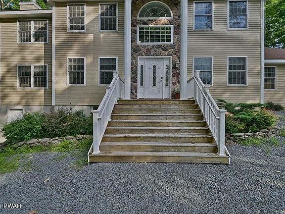 3rd image of 109 Horseshoe Ct