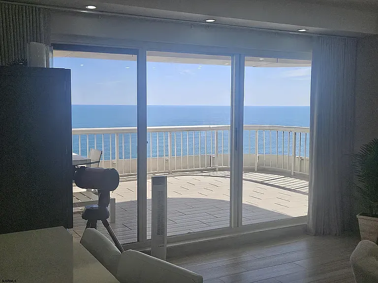 1 bed, 915 sqft, $2,500 — Photo 3