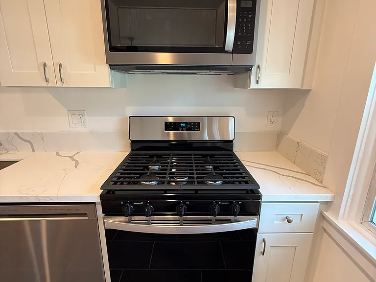 WHIRLPOOL 5-BURNER RANGE AND OVER THE RANGE MICROWAVE HOOD