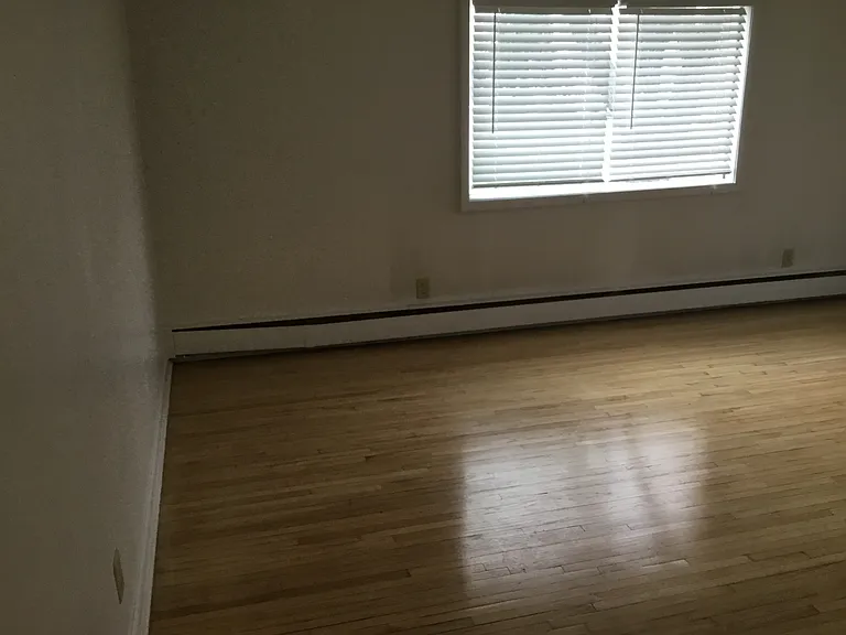 1006 Broadway St — Photo 3