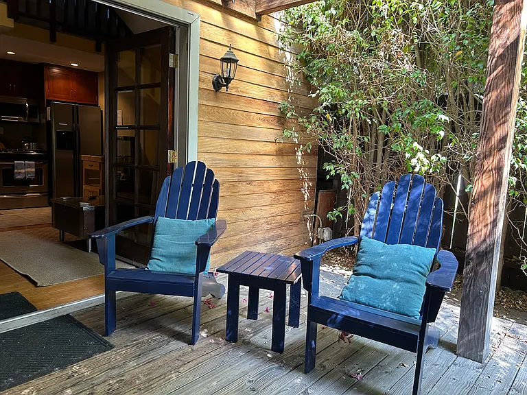 6621 De Longpre Ave — Photo 2