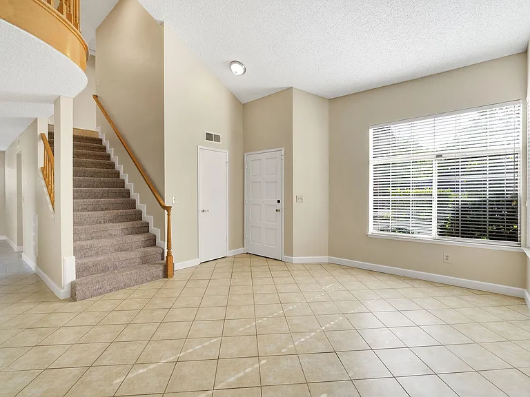 6733 N Warren Ave — Photo 8