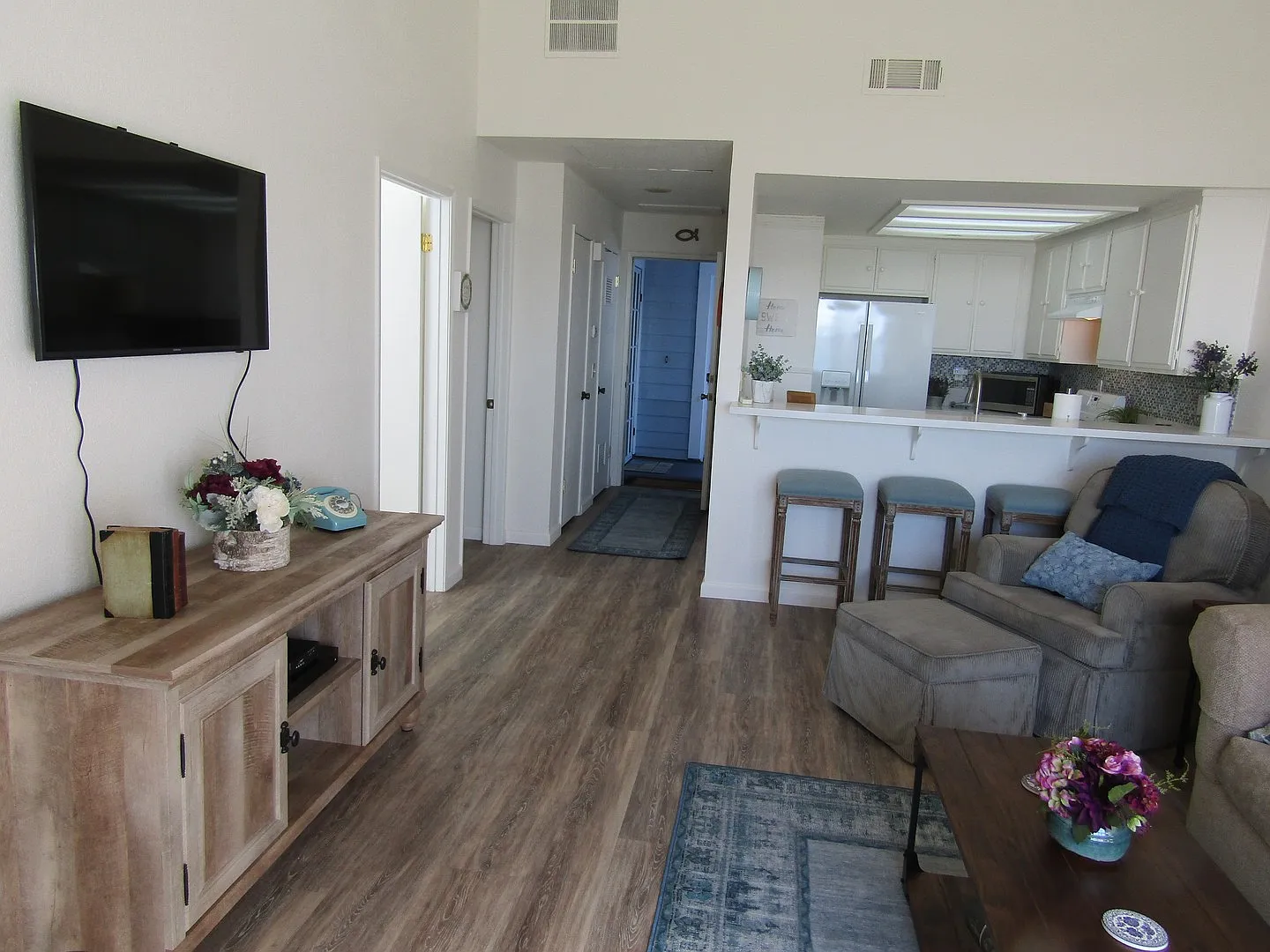 Gorgeous 1 Bed, 1 Bath Updated Condo in Shell Beach, Ample Amenities and All Utilities Included! — Photo 3