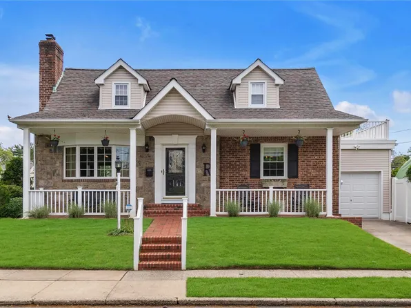 3 Manor Court, New Hyde Park, NY 11040