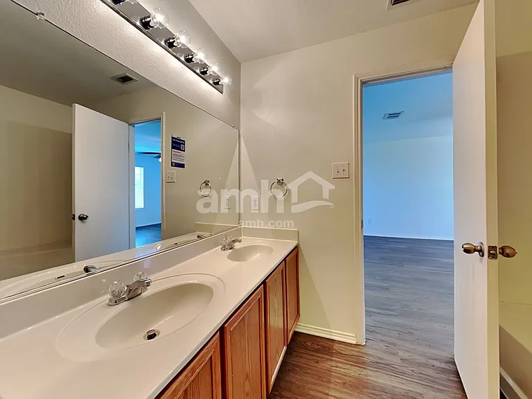 5533 Parkview Hills Ln — Photo 13