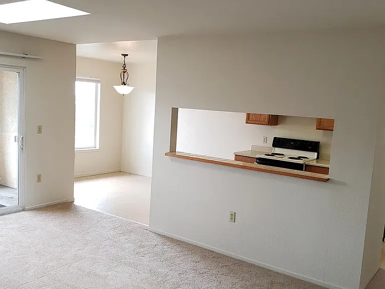 Sunset Vista Apartments — Photo 38