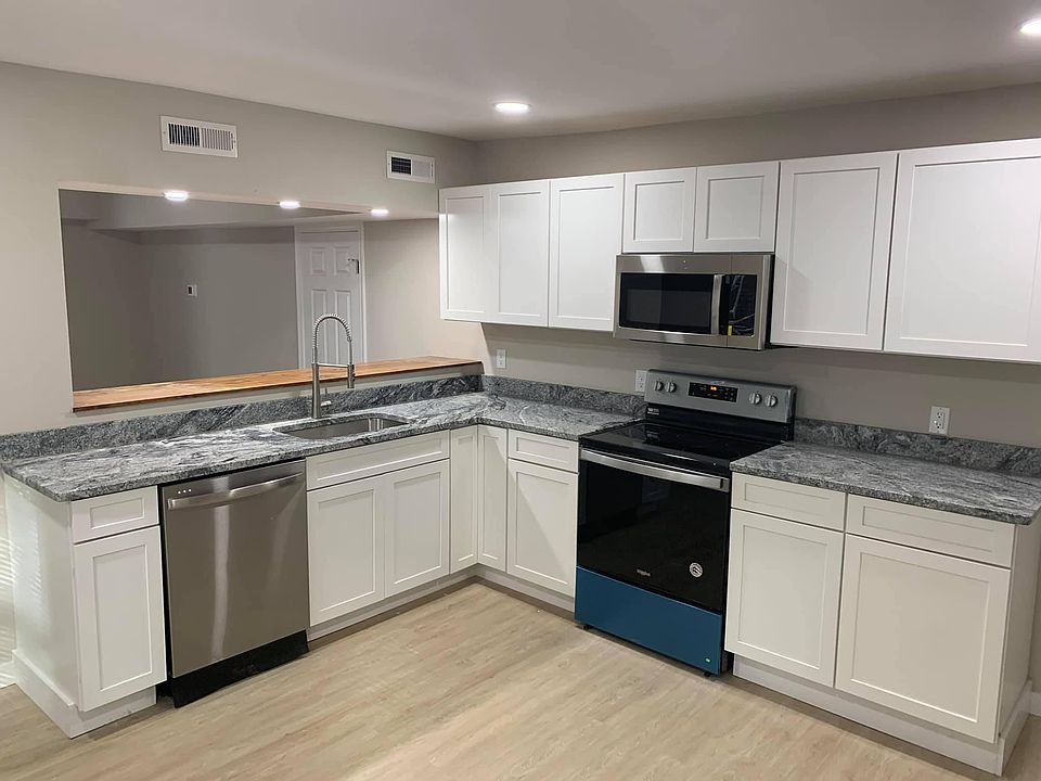 Updated Kitchen with Stainless steel and Granite!