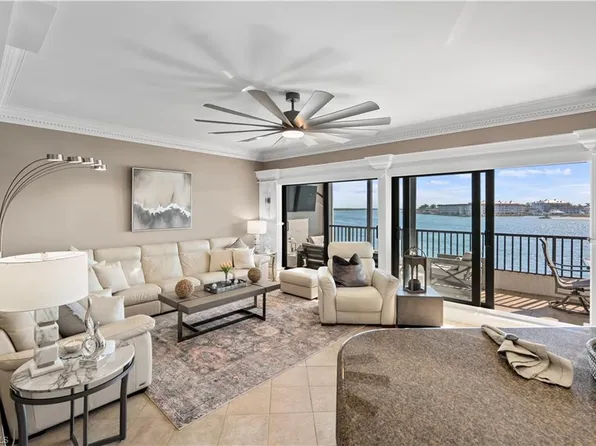 221 La Peninsula BLVD #221, NAPLES, FL 34113
