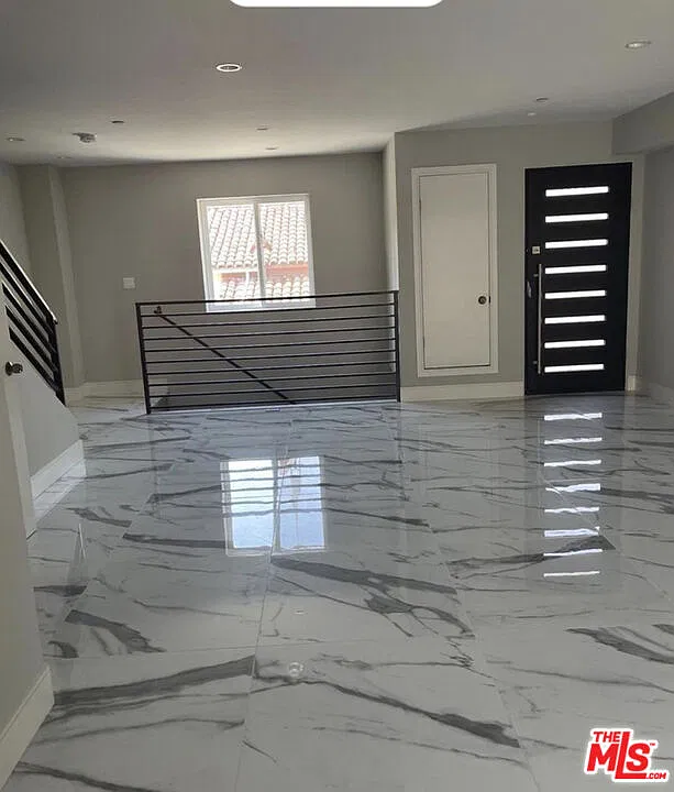 3 bed, 2.5 bath, 1376 sqft, $3,200 — Photo 3