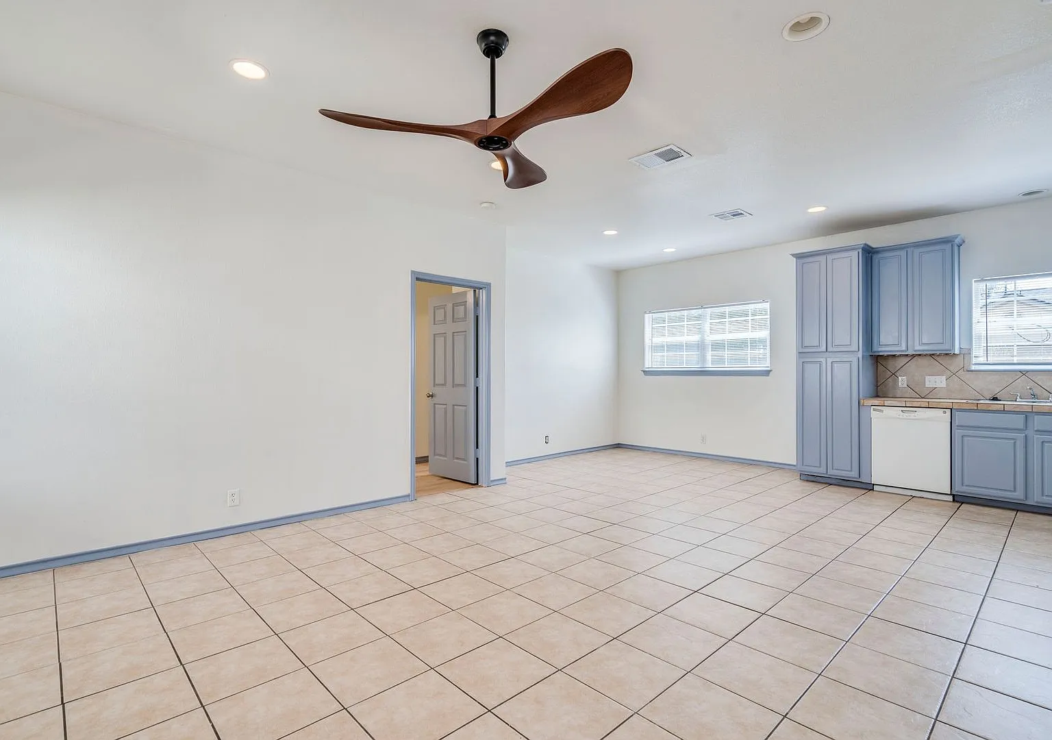 Available Now!! Amazing Location, 2 Bed 2 Bath With Garage — Photo 4