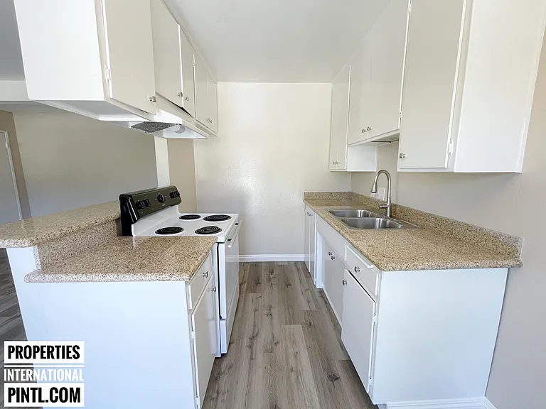 2851 Montrose Ave — Photo 18