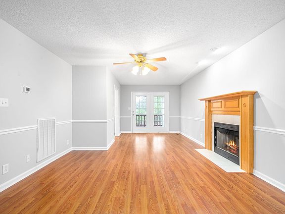 3rd image of 982 Hedge Apple Dr