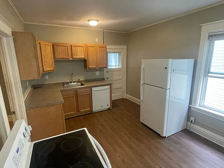 2214 W 3rd St — Photo 3