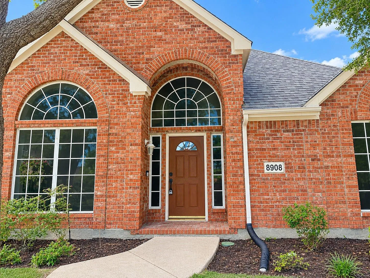 3 bed, 2.0 bath, 1796 sqft, $2,500 — Photo 2