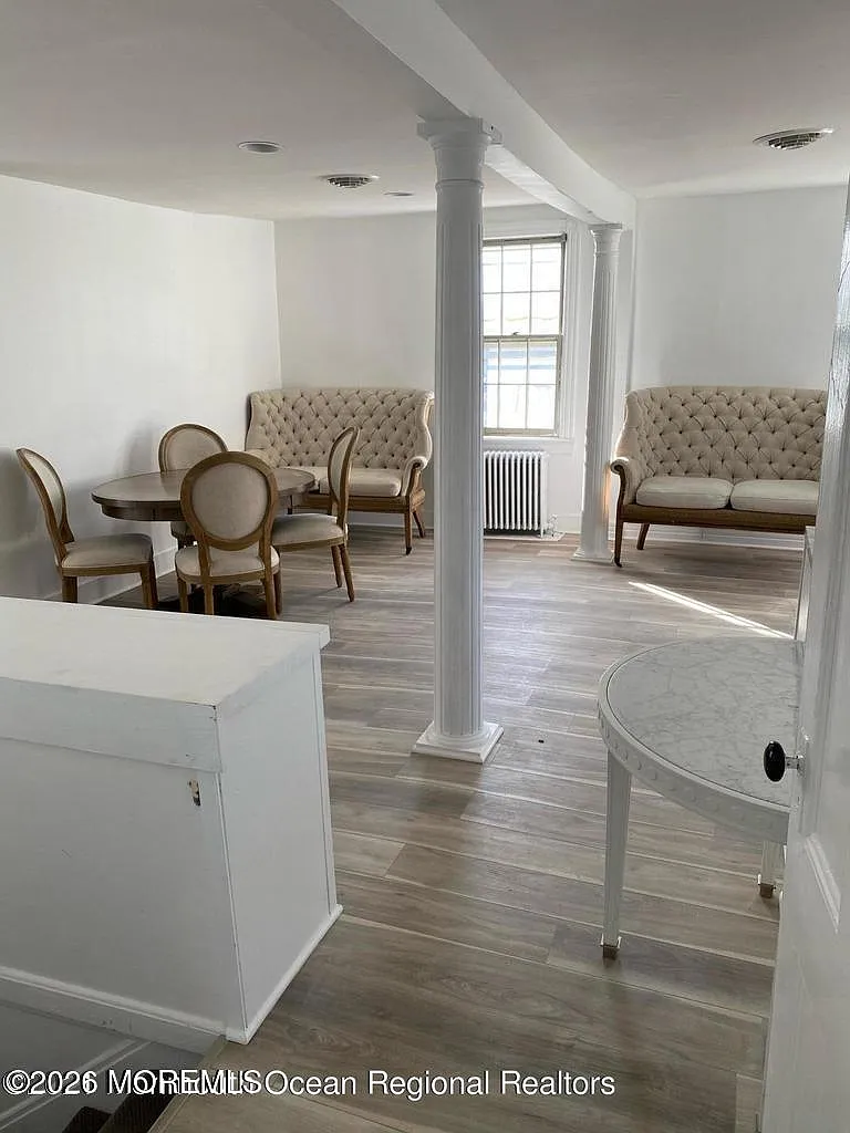 3 bed, 1892 sqft, $2,500 — Photo 2