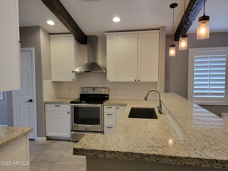 758 W Oxford Ln — Photo 4