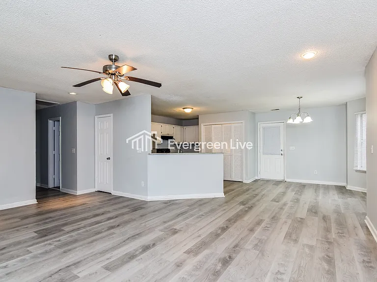 404 Winslow Way — Photo 2