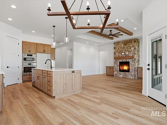 4th image of 536 Mountain Loop Rd