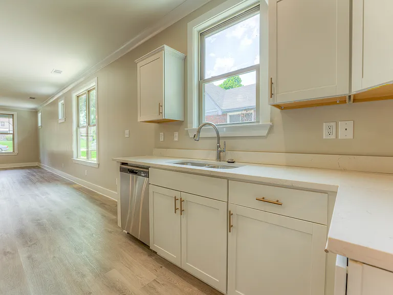 909 N Avalon St — Photo 5