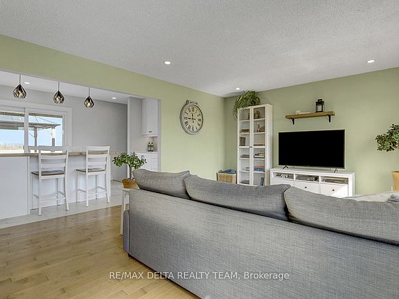 4th image of 6591 Russell Rd