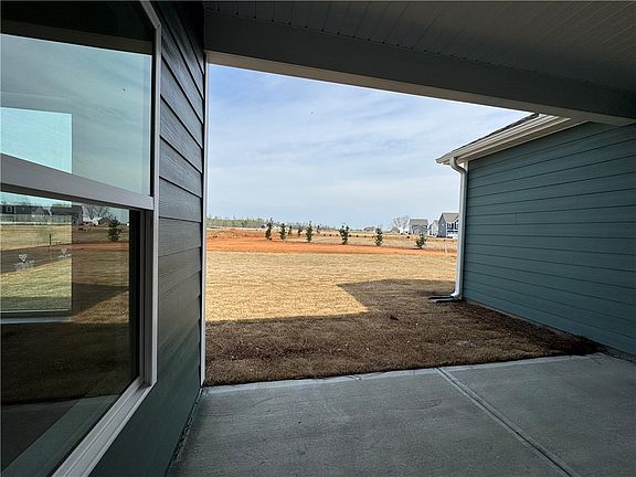 5th image of 554 Hydrangea St