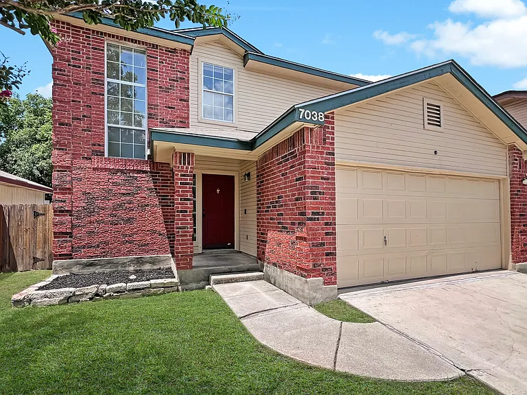 7038 Lynn Lake Dr — Photo 2