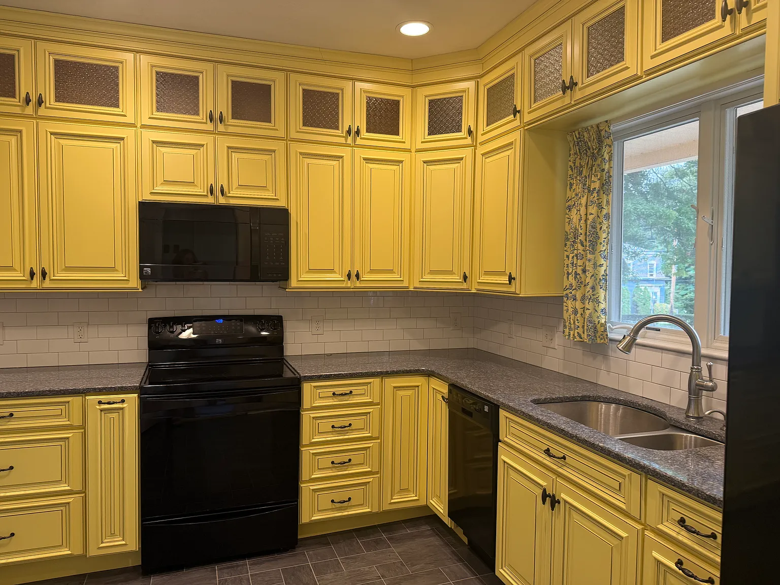 2 bed, 1100 sqft, $2,400 — Photo 2