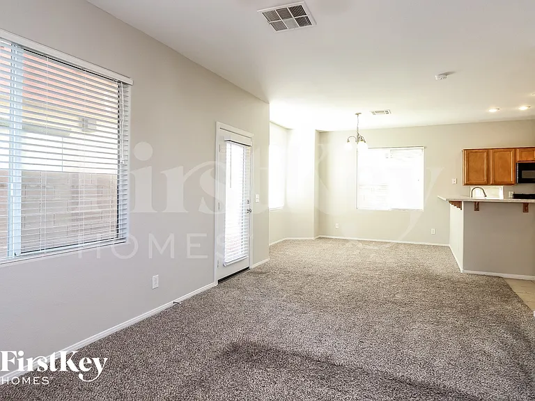 10552 Lessona St — Photo 3