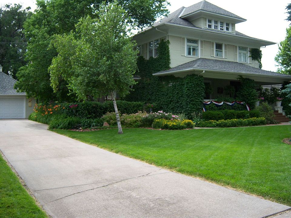 Side View of Home June08 Mature Landscaping