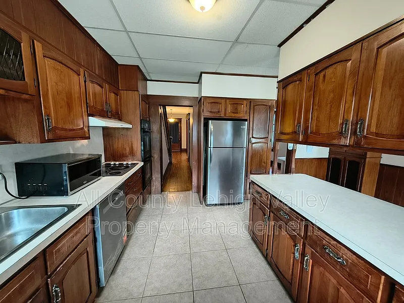 5 bed, 1.0 bath, 1950 sqft, $2,595 — Photo 2