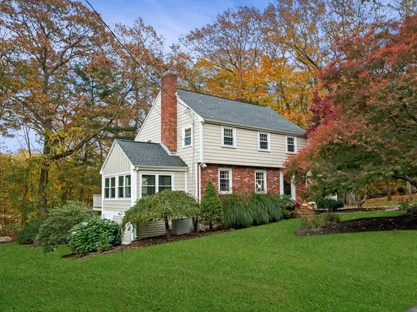 6 Juniper Rd, Lynnfield, MA 01940
